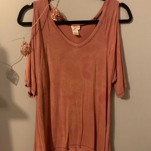 Open shoulder splotch flowy short sleeve shirt